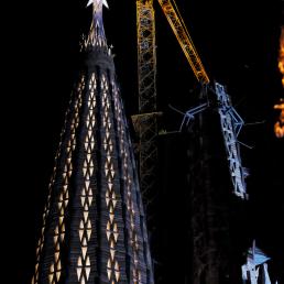 Освещение «Башни  Иисуса Христа» католического храма Sagrada Familia в Барселоне.