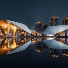 Освещение музея современного искусства на территории парка Тяньфу в Чэнду (КНР) 