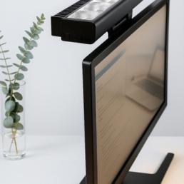 Новая модель офисного светильника отраженного света „Luxwerk X.Screen“) для оптимального освещения рабочих мест со стационарными компьютерами.