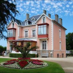 Освещение экспозиции выставки « DIOR. Jardins Enchanteurs» («Зачарованные сады») в Доме- Музее Кристиана Диора (Гранвиль, Франция) 
