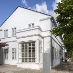 Освещение залов «Museum Kunst der Westkuste („MKdW”)» ( Музея искусства Западного побережья ) в Алькерзуме на острове Фёр (Fohr) в Северном море. Часть 1