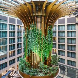 Светоинсталляция «Живое дерево»  („Living Tree”)  в интерьере берлинского отеля Radisson Hotel Berlin  