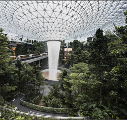 Световая архитектура торгово-развлекательного комплекса «Jewel Changi Airport Sigapour»  на территории Сингапурского аэропорта «Чанги». 