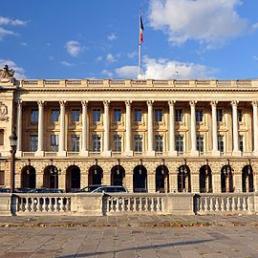 Освещение экспонатов парижской выставки «Шедевры мастеров Ренессанса из дворца «Ка’д’Оро» (Венеция).