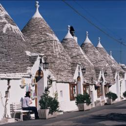 Архитектура и освещение в «сказочном» южно-итальянском городке Алберобелло (провинция Бари, коммуна Апулия)