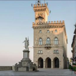 Освещение интерьера реставрированного Дворца правительства Республики Сан- Марино [«Pablic Palace San Marino»].